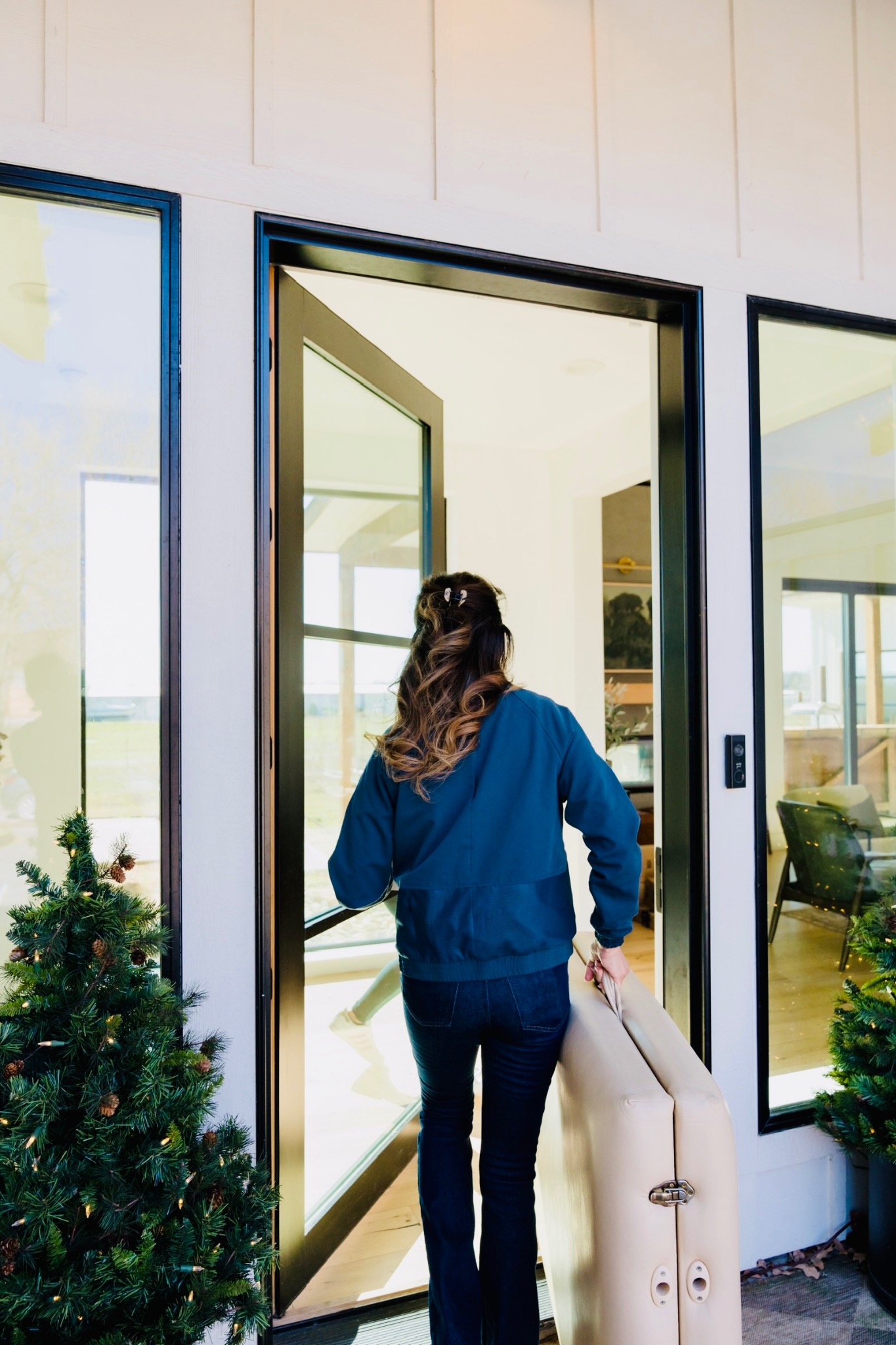 Mobile acupuncture practitioner arriving at a home with a portable treatment table